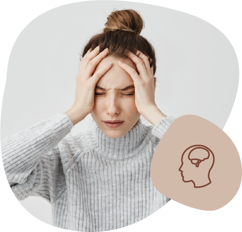 Mujer echandose las manos a la cabeza como con dolor.